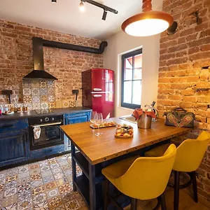 Nomad Studios, Kapana Guest house